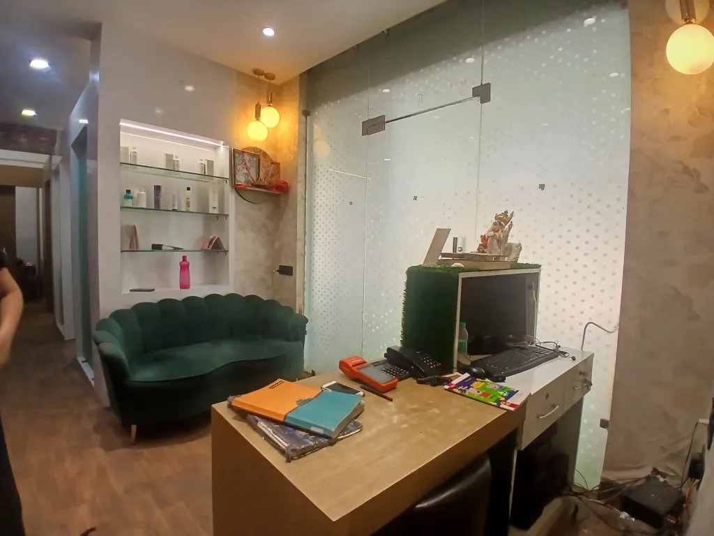Unisex Salon For Sale In Raipur-SL023820-4