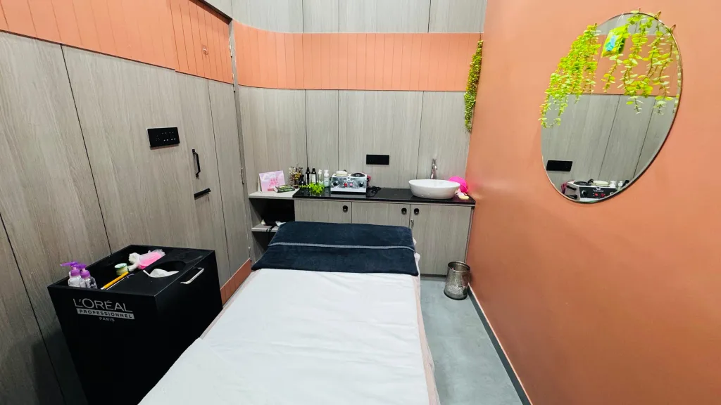 Premium Salon & Beauty Lounge For Sale In Ahmedabad-SL024931-2