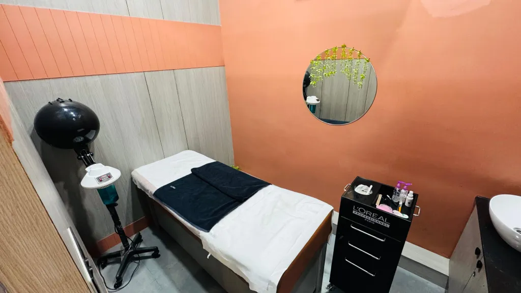 Premium Salon & Beauty Lounge For Sale In Ahmedabad-SL024931-3
