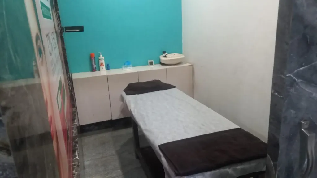 Well-Established Unisex Salon & Spa For Sale In Bangalore-SL026221-4
