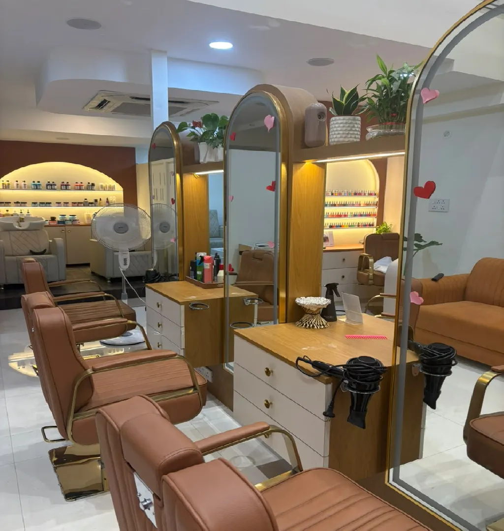 Premium Unisex Salon For Sale In Pune